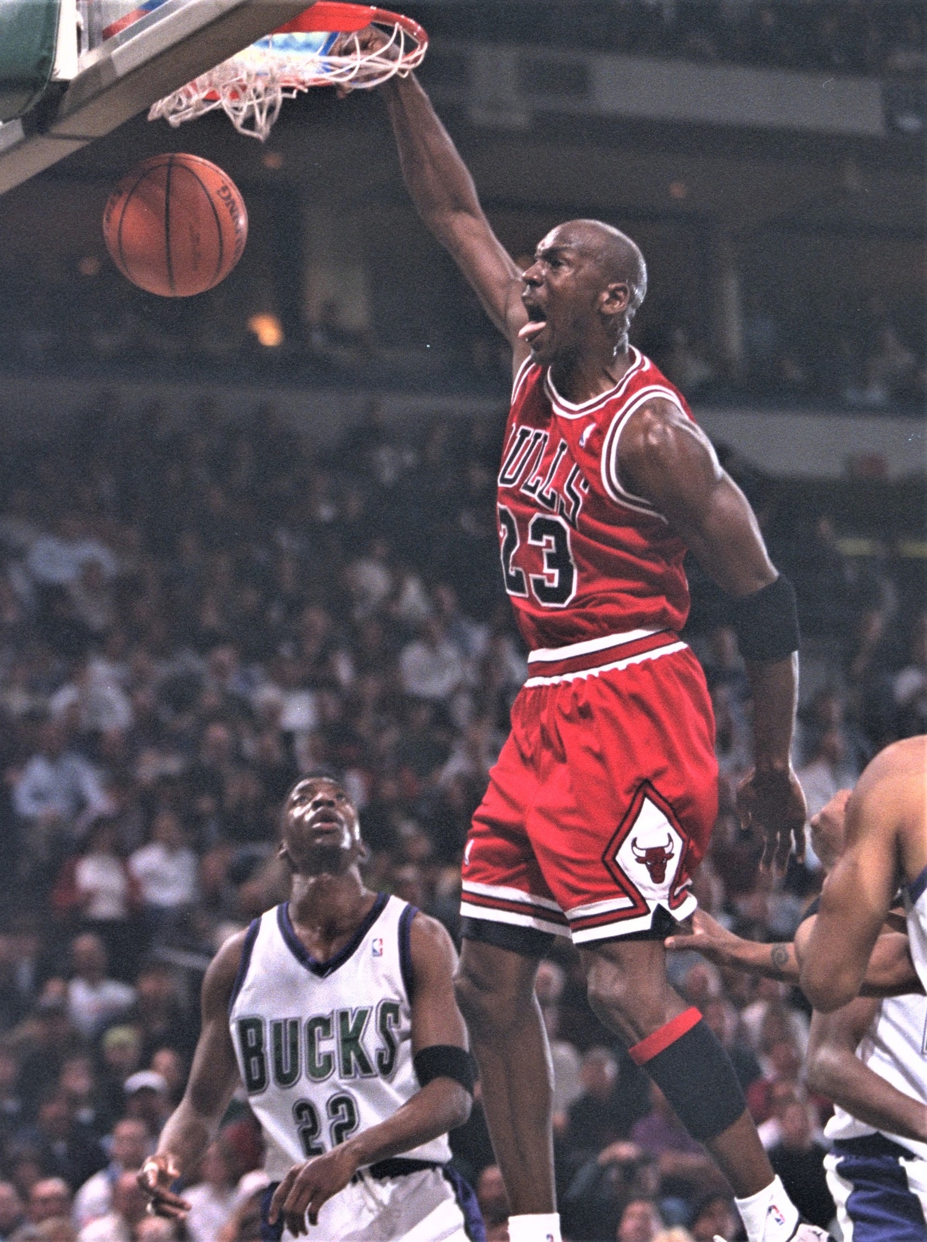 Hang time: Check out 23 epic Michael Jordan dunks | Yardbarker