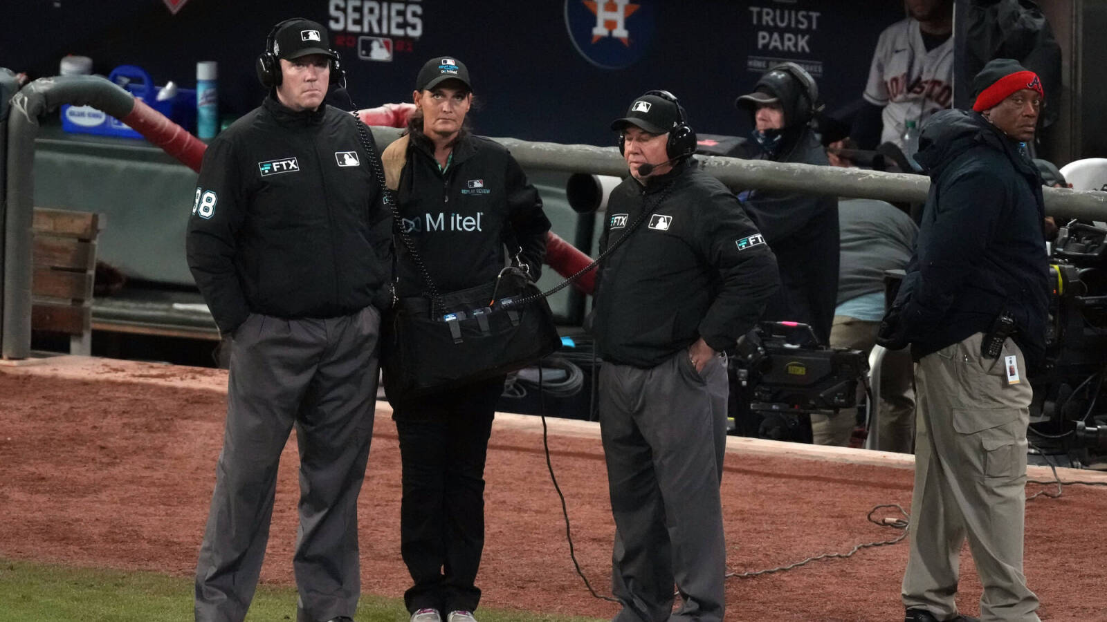 MLB umpires to announce replay reviews to fans | Yardbarker