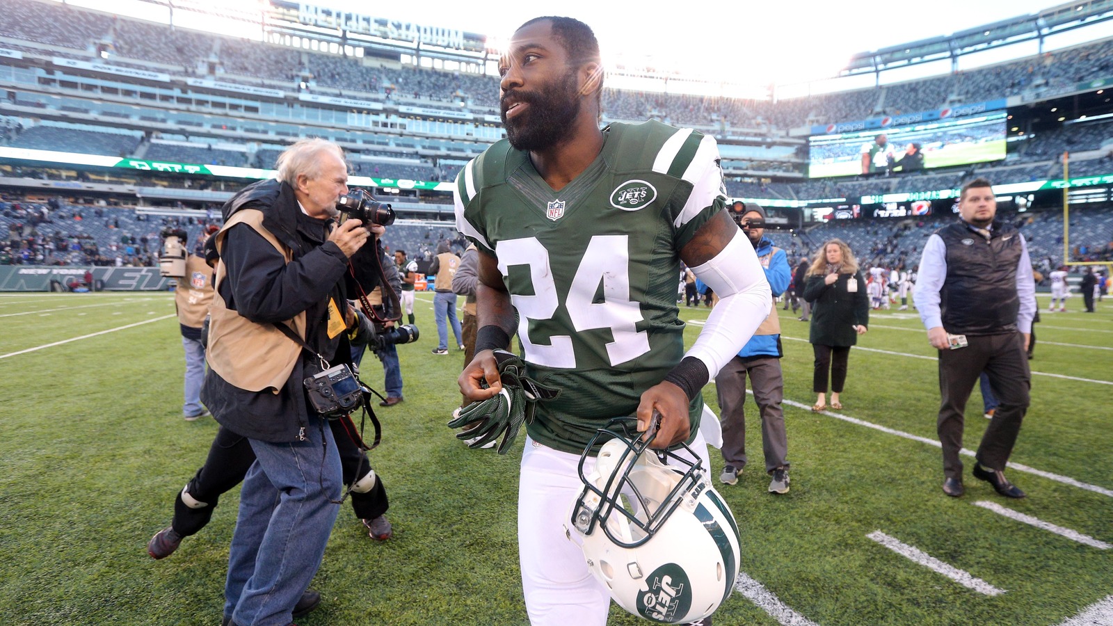 Darrelle Revis turns himself in to Pittsburgh police