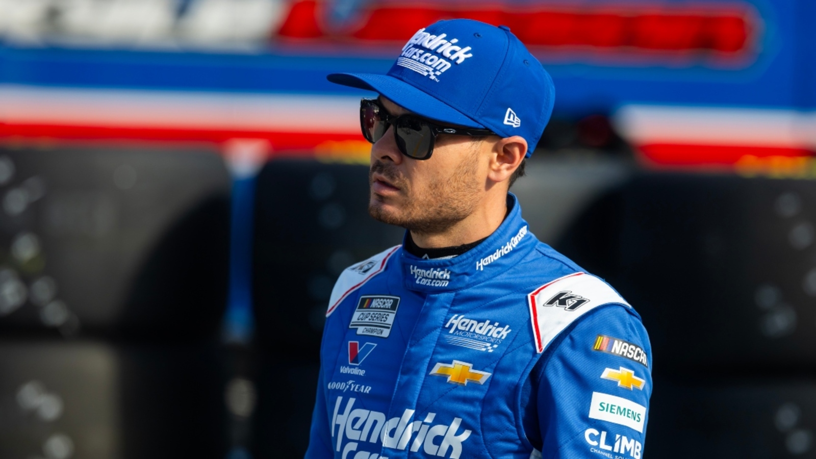 Kyle Larson spins, completes full 360 after contact with Layne Riggs at Homestead-Miami